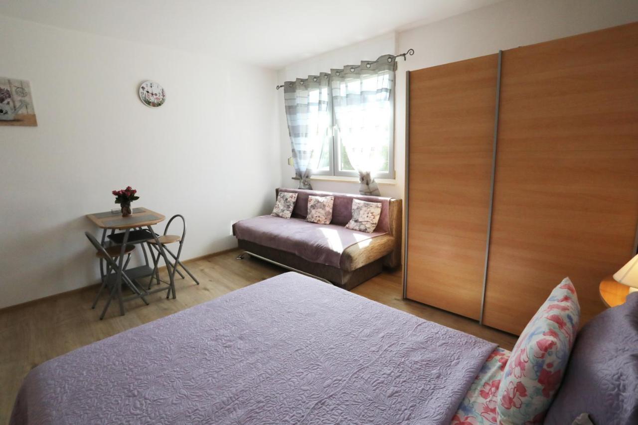 App Karla Apartment Pula Bagian luar foto