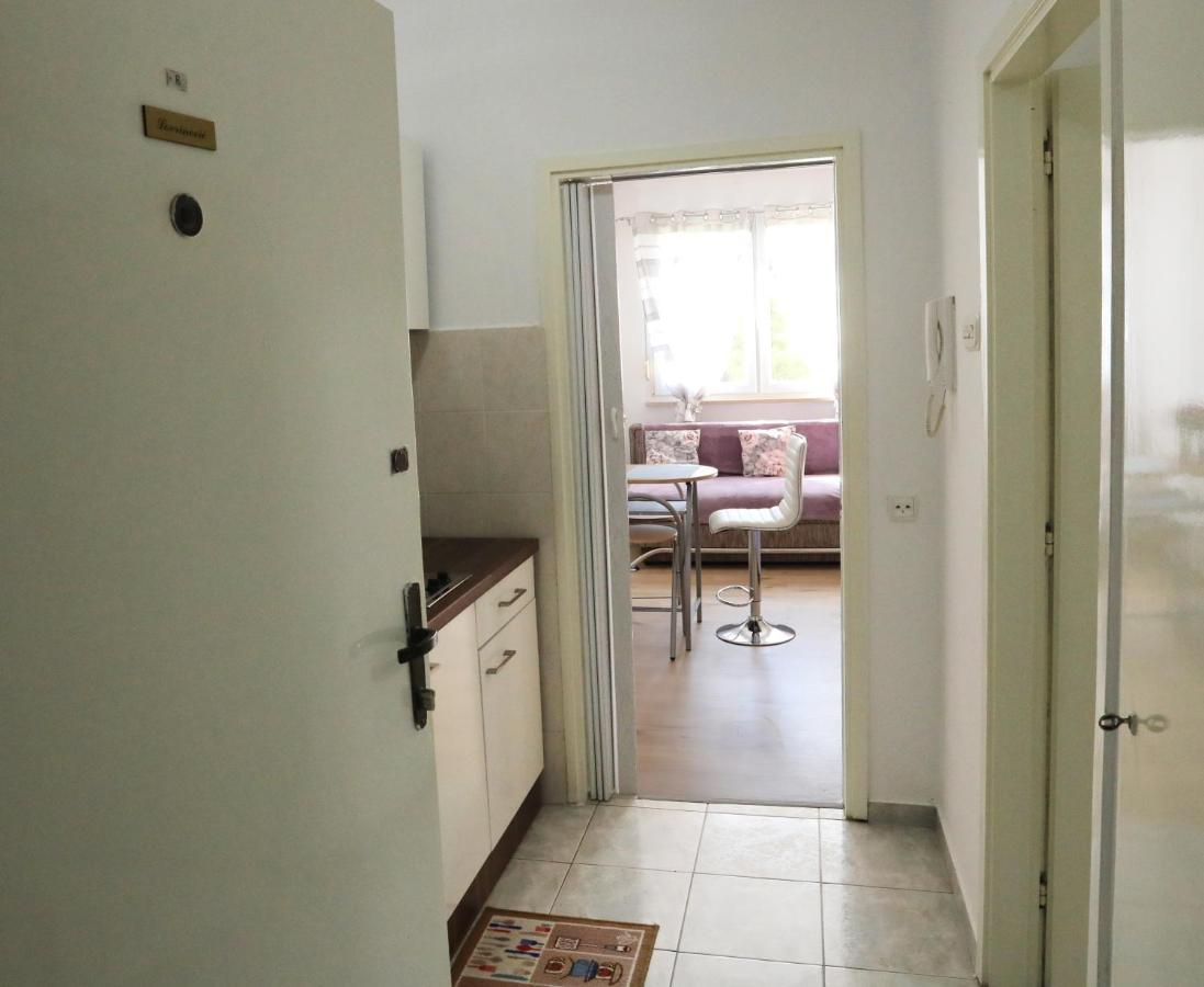 App Karla Apartment Pula Bagian luar foto