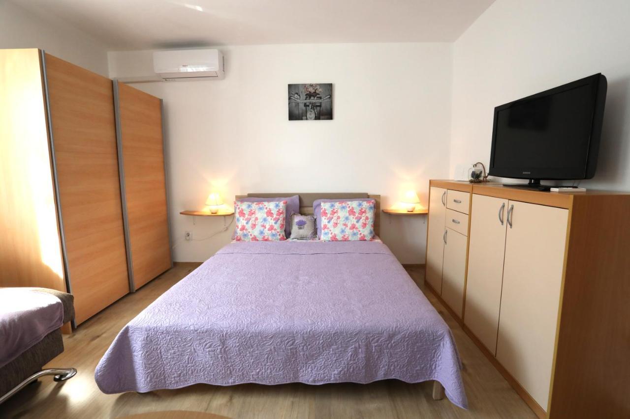 App Karla Apartment Pula Bagian luar foto