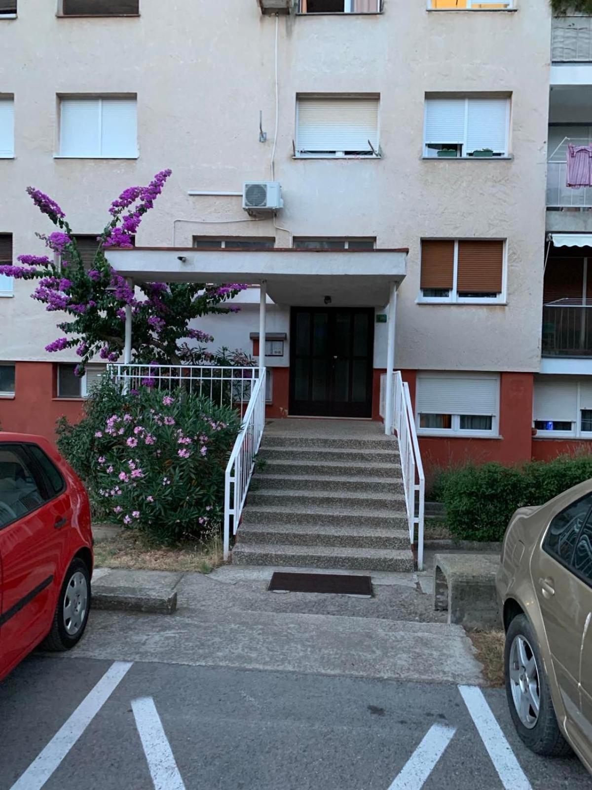 App Karla Apartment Pula Bagian luar foto