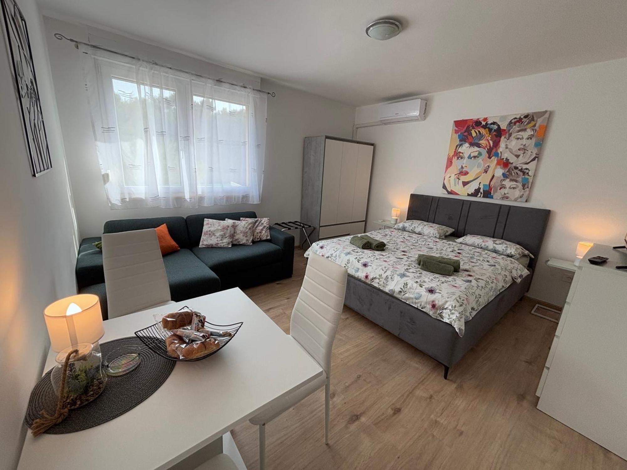 App Karla Apartment Pula Bagian luar foto