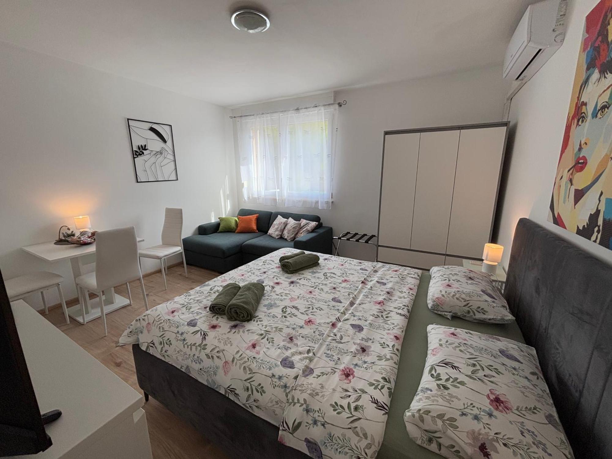 App Karla Apartment Pula Bagian luar foto